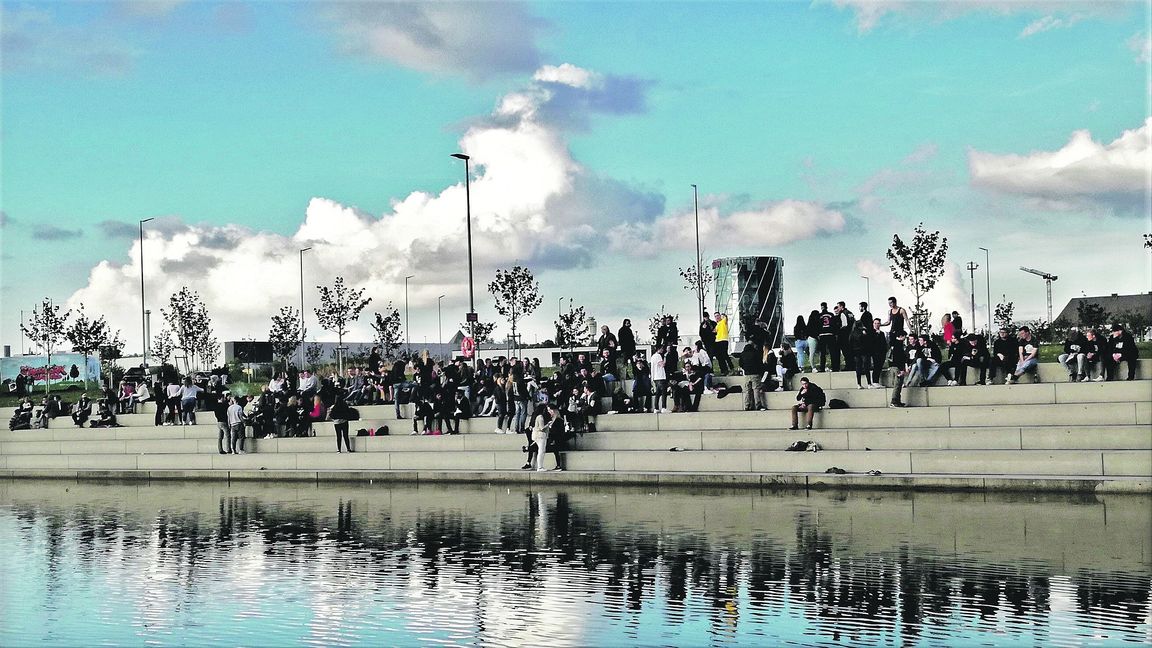 Vor allem an Sommerabenden kommen viele Jugendliche aus dem gesamten Landkreis an die Seetreppe auf dem Flugfeld. Bilder: Staber