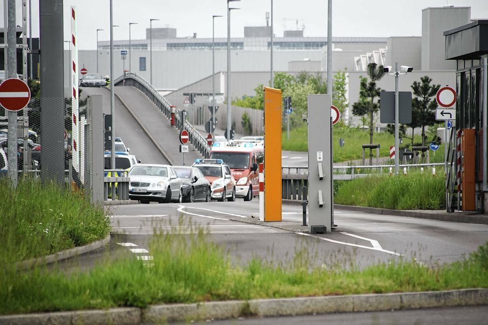 Schüsse auf dem Werksgelände von Mercedes-Benz in Sindelfingen. Polizei und Rettungskräfte sind im Einsatz. Bilder: SDMG/Dettenmeyer
