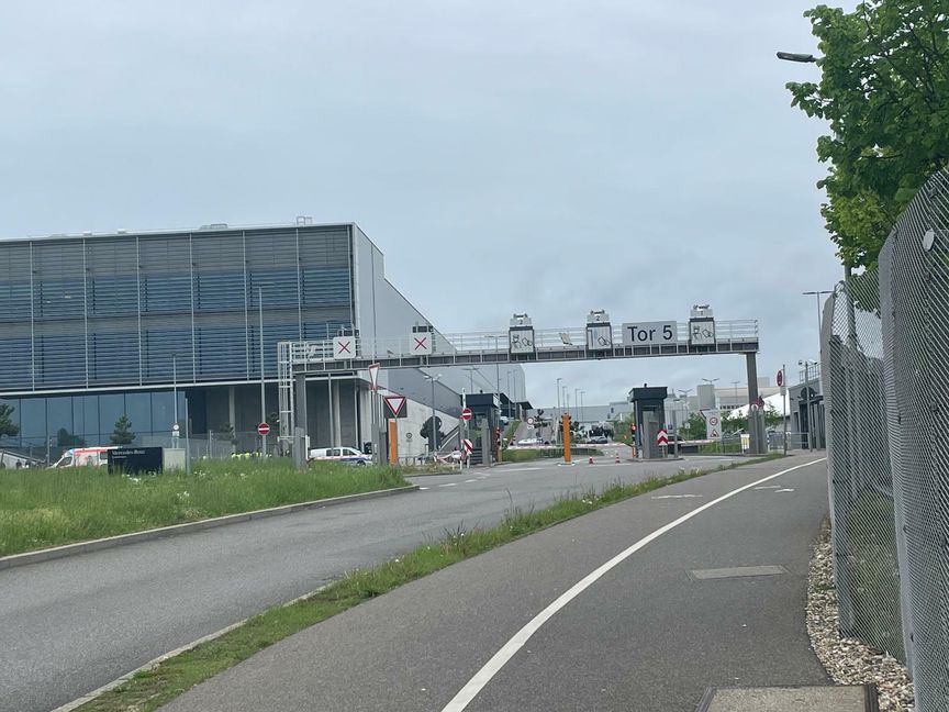 Links auf dem Bild die Factory 56. Der Tatort ist abgesperrt.    Bild: SDMG/Dettenmeyer