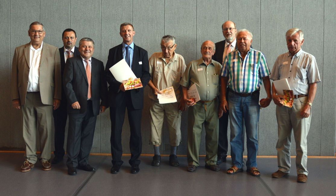 Ehringen bei der VR-Bank Ehningen-Nufringen (von links): der Aufsichtsratsvorsitzende Bernhard Rathke, die Vorstände Hans-Günther Krampulz und Gerhard Eisenhut, der Nufringer Bürgermeister Ingolf Welte (der die Urkunde für die 60-jährige Mitgliedschaft seiner Gemeinde entgegennahm, die Jubilare Gerhard Egeler und Ewald Pfingsttag (beide 50 Jahre Mitglied), Vorstand Hillrich Meyer und die Jubilare Wilfried Dworschak und Alfred Schmidt (beide 50 Jahre Mitglied). Bild: Reichert
