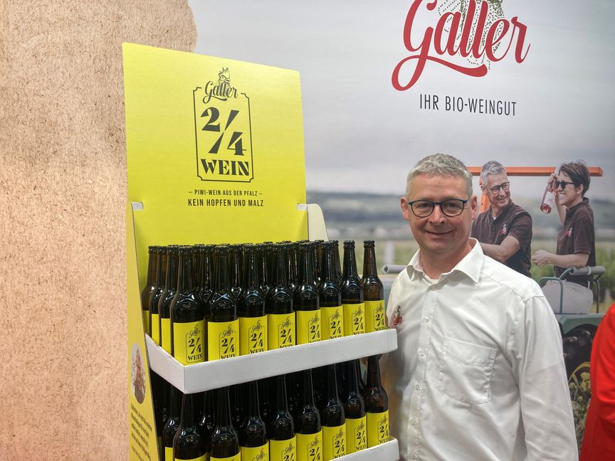 Mutiger Versuch: Ansgar Galler füllt einige seiner Bio-Weine in Bierflaschen ab.    Bild: Jung
