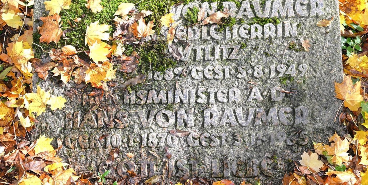 Der Grabstein aus Granit des ehemaligen Reichsministers Hans von Raumer und seiner Frau muss nur gereinigt und wieder aufgestellt werden.