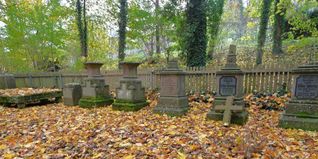 Die Grabstätten derer von Dillen. Links mit den auf Kugeln liegenden Platten die Gräber von Graf Carl Ludwig Emanuel von Dillen, der das Schloss 1810 von König Friedrich geschenkt bekam, und seiner Frau, Gräfin Luise Henriette.