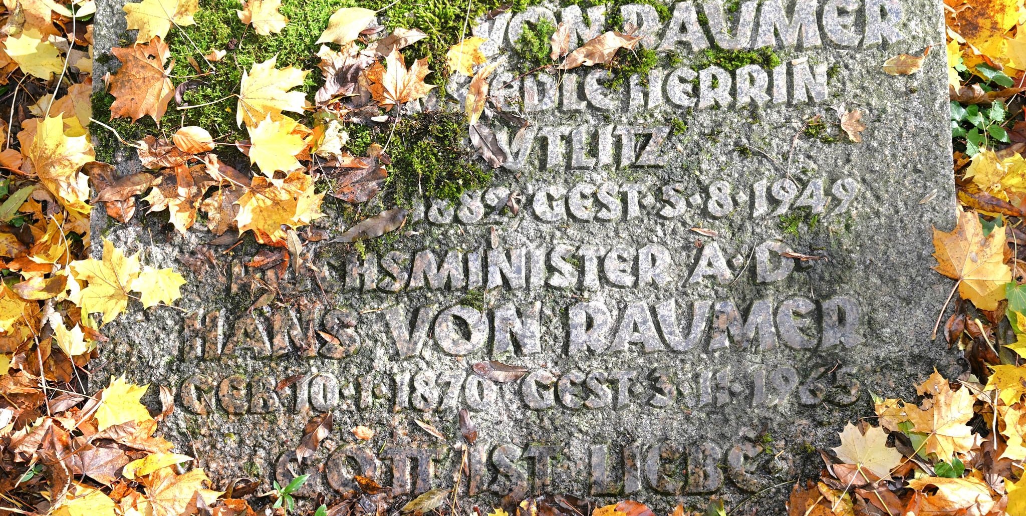 Der Grabstein aus Granit des ehemaligen Reichsministers Hans von Raumer und seiner Frau muss nur gereinigt und wieder aufgestellt werden.