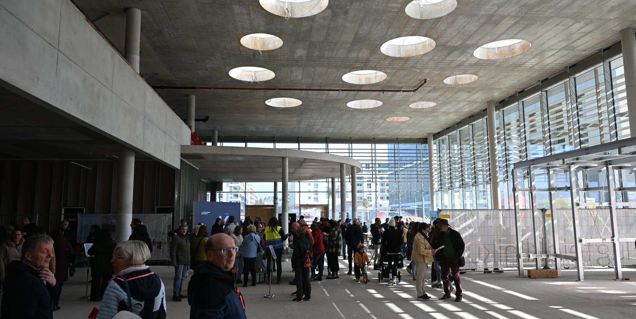 Das Foyer am Haupteingang von der Calwer Straße und vom Parkhaus Ost her.