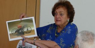 Anneliese Küting beim Vortrag über Gottlieb Daimler im Ökumenischen Gemeindezentrum.  Bild: Lück