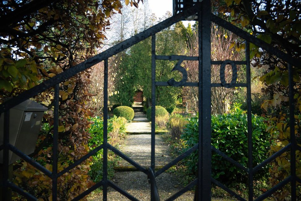 Blick in den Garten der Steisslinger-Villa. Der Garten soll „im Bestand erhalten werden“, heißt es.