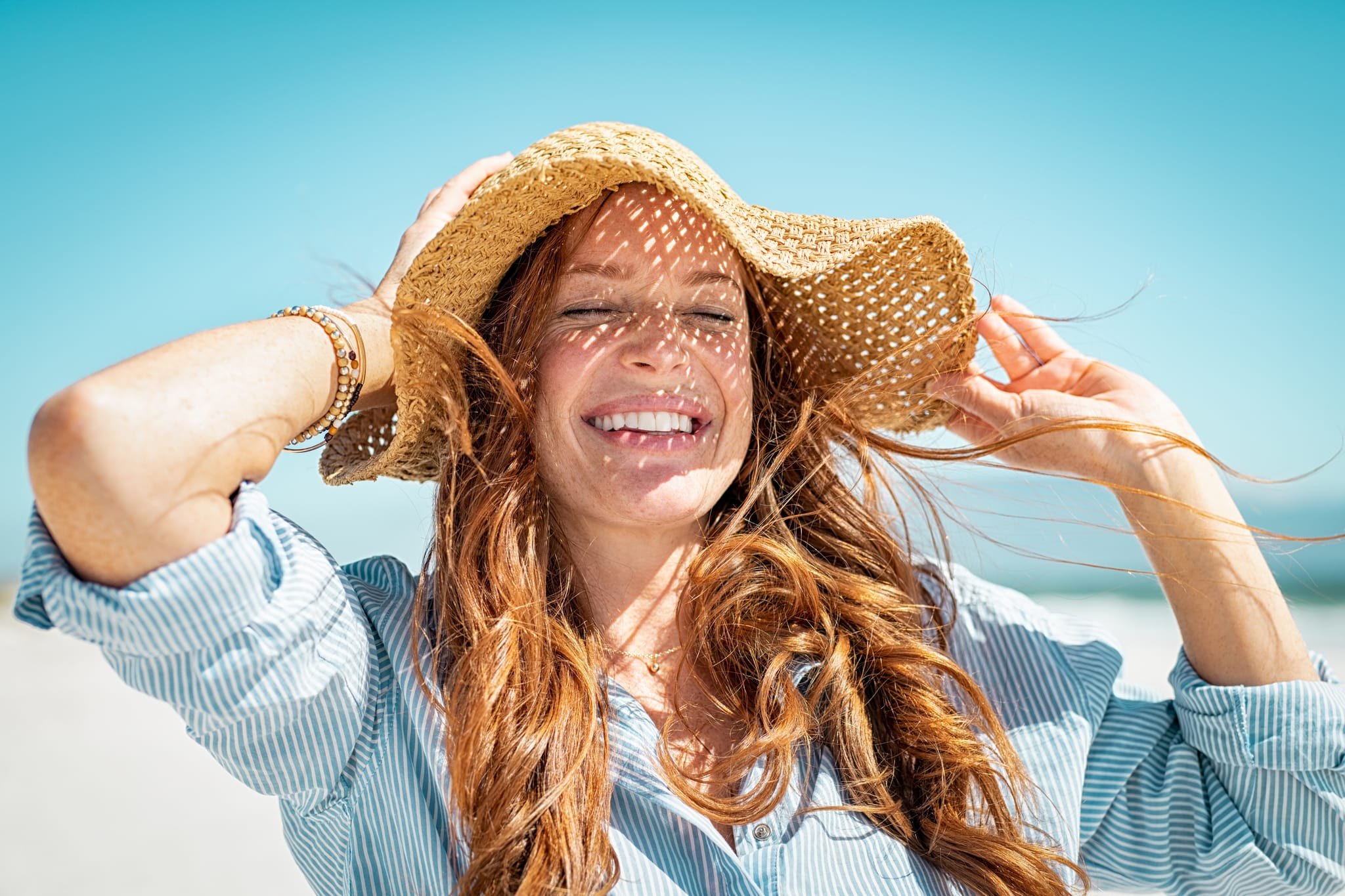 Die WHO empfiehlt bei einem UV-Index ab 3 geeignete Schutzmaßnahmen wie Schatten, Kleidung und Sonnenschutz.
