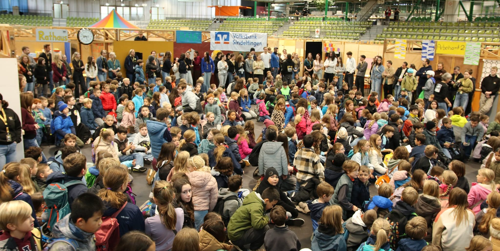 Feierlicher Auftakt der Kinderspielstadt Simsalon 2026 im Sindelfinger Glaspalast. 520 Kinder starten in ihre eigene Stadt.
