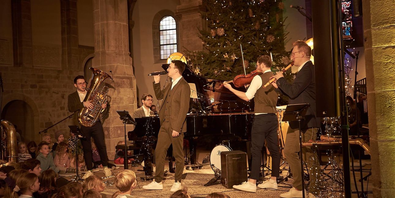 Die Hanke Brothers und Simon Ellinger beim Weihnachtsliedersingen.