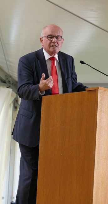 Eingeladen vom Bundestagsabgeordneten Marc Biadacz, dem Evangelischen Arbeitskreis der CDU im Kreis Böblingen und dem CDU-Ortsverein Altdorf, sprach Volker Kauder unter dem Titel „Bedrängt und verfolgt - Einsatz für Christen weltweit“.    Bild: Lück