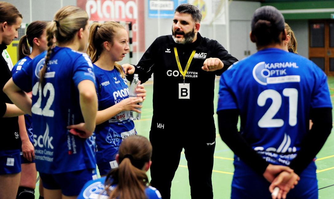 HSG-Trainer Mischa Herok bei der Ansprache an sein Team.