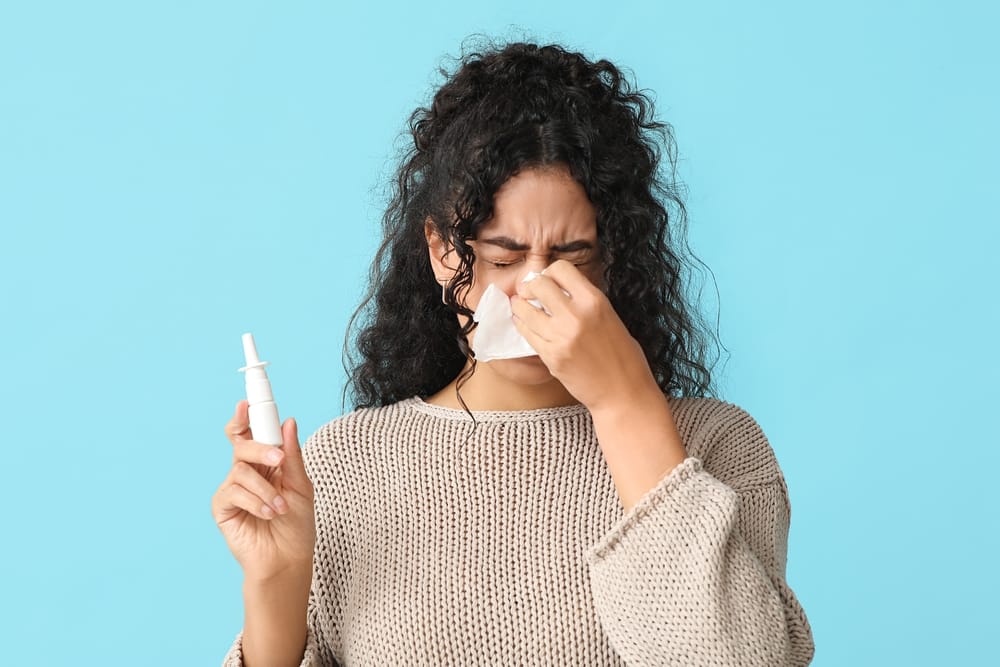 Juckende Augen, laufende Nase, Niesanfälle: Wie erkennt man eine Pollenallergie? Erfahren Sie hier, welche Symptome typisch sind und was wirklich hilft.