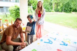 Leon hat mit seinem Vater Daniel Pauer die Station von Pauline Sieber besucht und die Fahne mitgestaltet. Bild: Nüßle