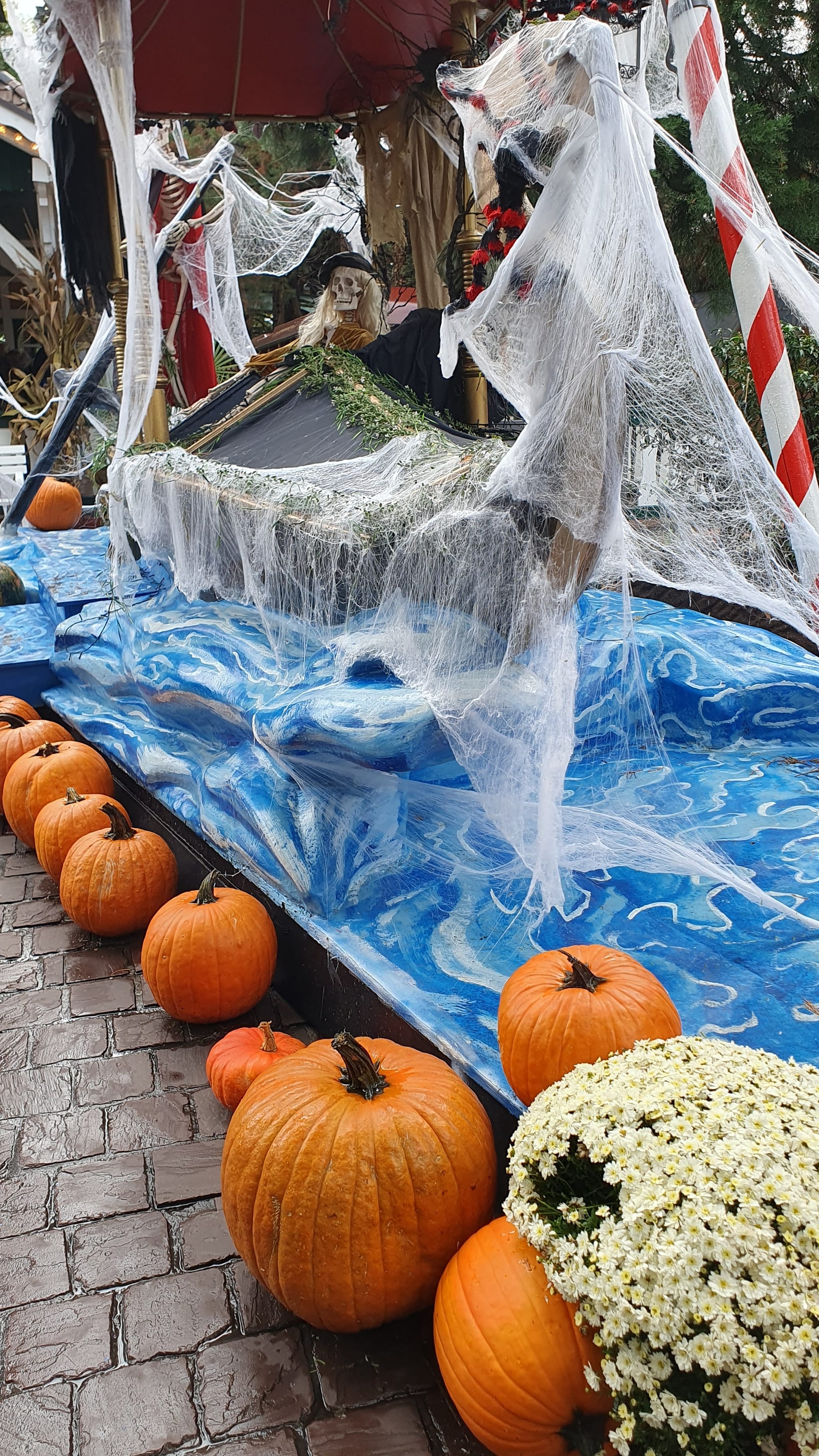 Liebe zum Detail: Zur Halloween-Deko gehören jede Menge Skelette und noch viel mehr Kürbisse. Rund 180.000 sind es an der Zahl.