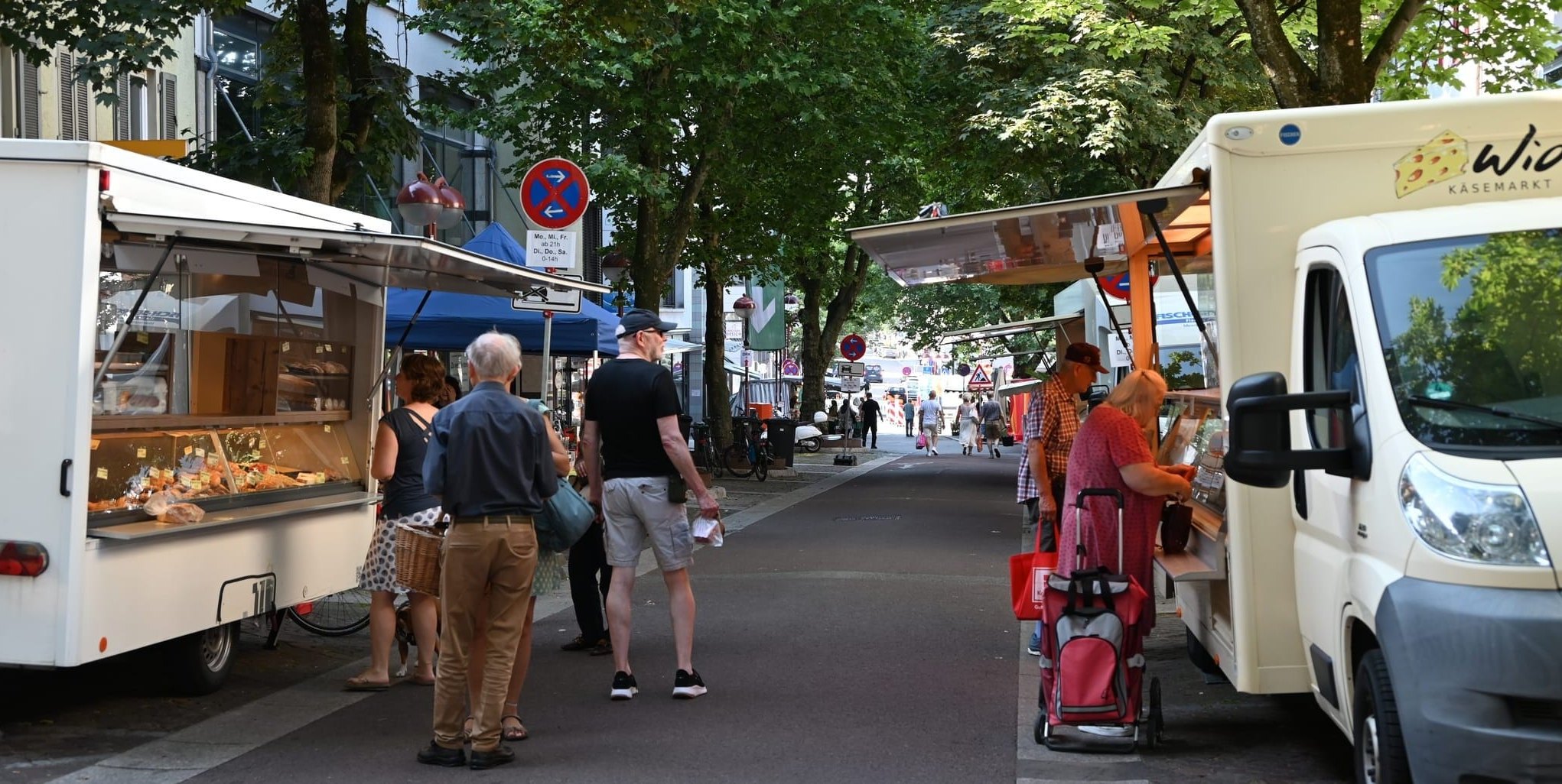 Der Wochenmarkt ist in die Planiestraße gezogen.