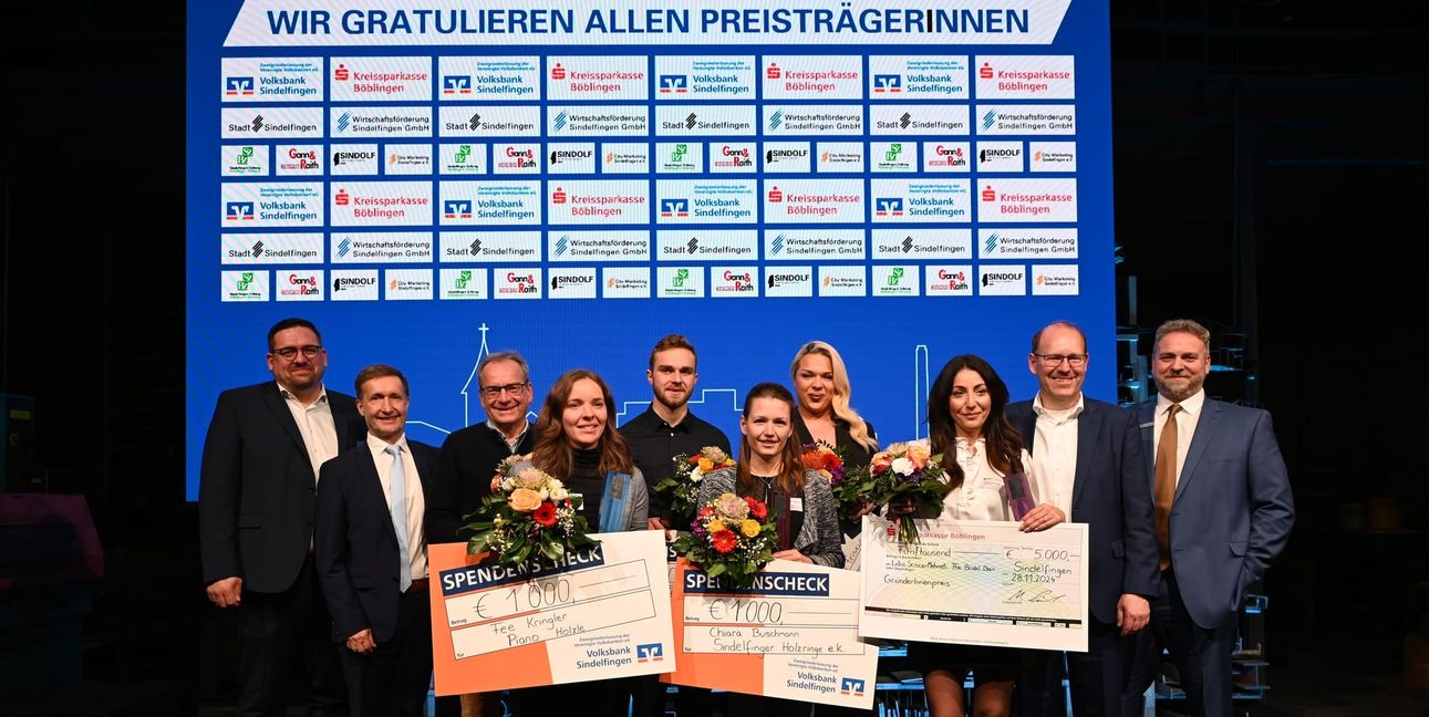 Preisträger, Laudatoren und Sponsoren (von links): Felix Rapp, Markus Linha, Ulrich Röhm, Fee Kringler, Leonard Neumeier, Chiara Buschmann, Albi Andraku, Lidia Sciscio-Mehmeti, OB Dr. Bernd Vöhringer und Gianluca Marghella.
