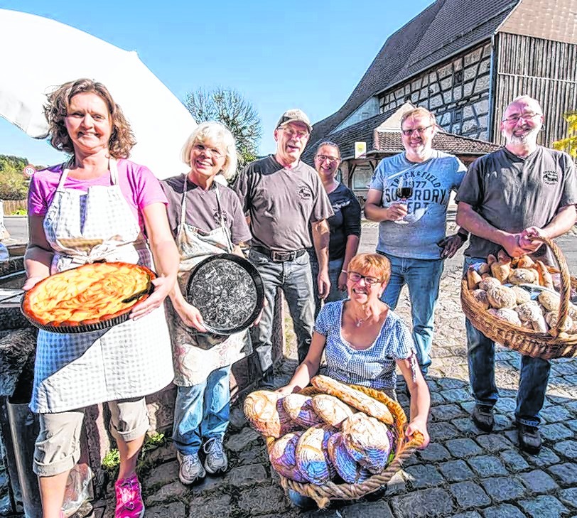 Die Dachteler Backhausmannschaft am Tag der offenen Tür.  Bild: Richter
