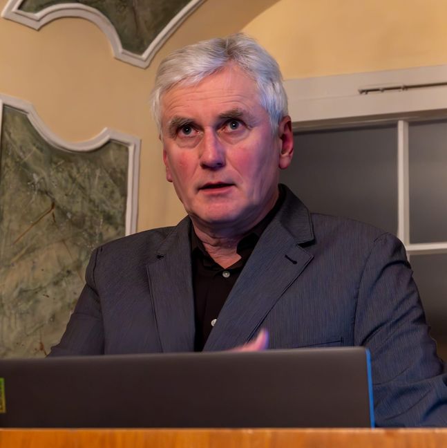 Dr. Thomas Freller.