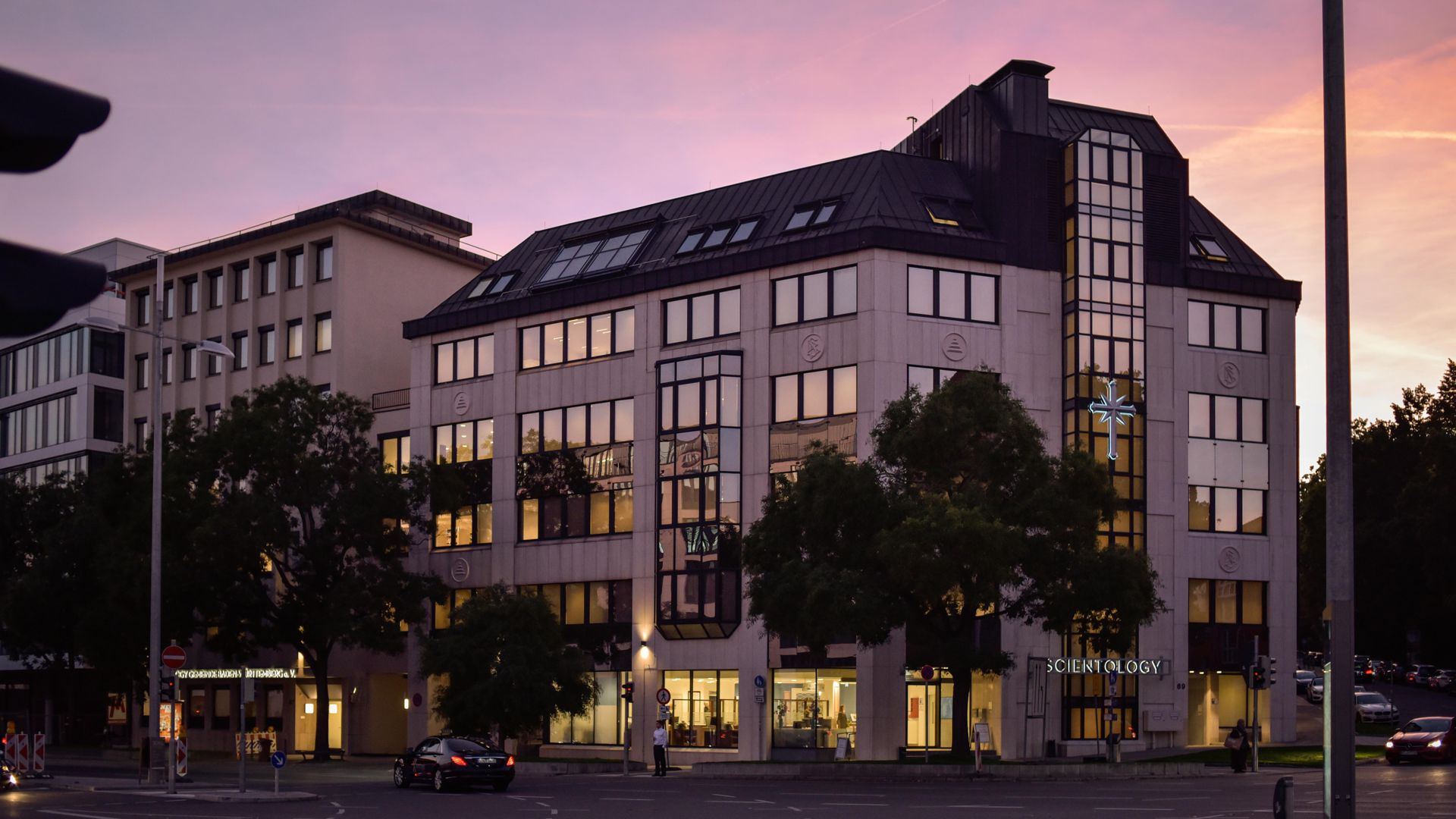 Bewegungen wie Scientology, hier die Stuttgarter Zentrale, werden zunehmend abgelöst durch vereinzelte Coaches und Esoteriker.