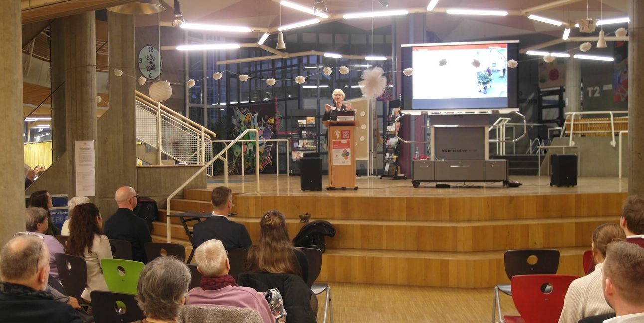 Regina Vogt vom Böblinger Amt für Soziales (am Rednerpult) stellt die Ergebnisse der Bürgerbefragung vor, die sie vergangenes Jahr gemeinsam mit ihren Mitarbeiterinnen durchgeführt hat.