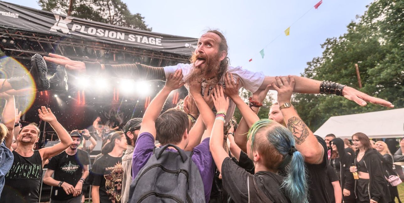 Ausgelassen feiern beim Open Air in Warmbronn.