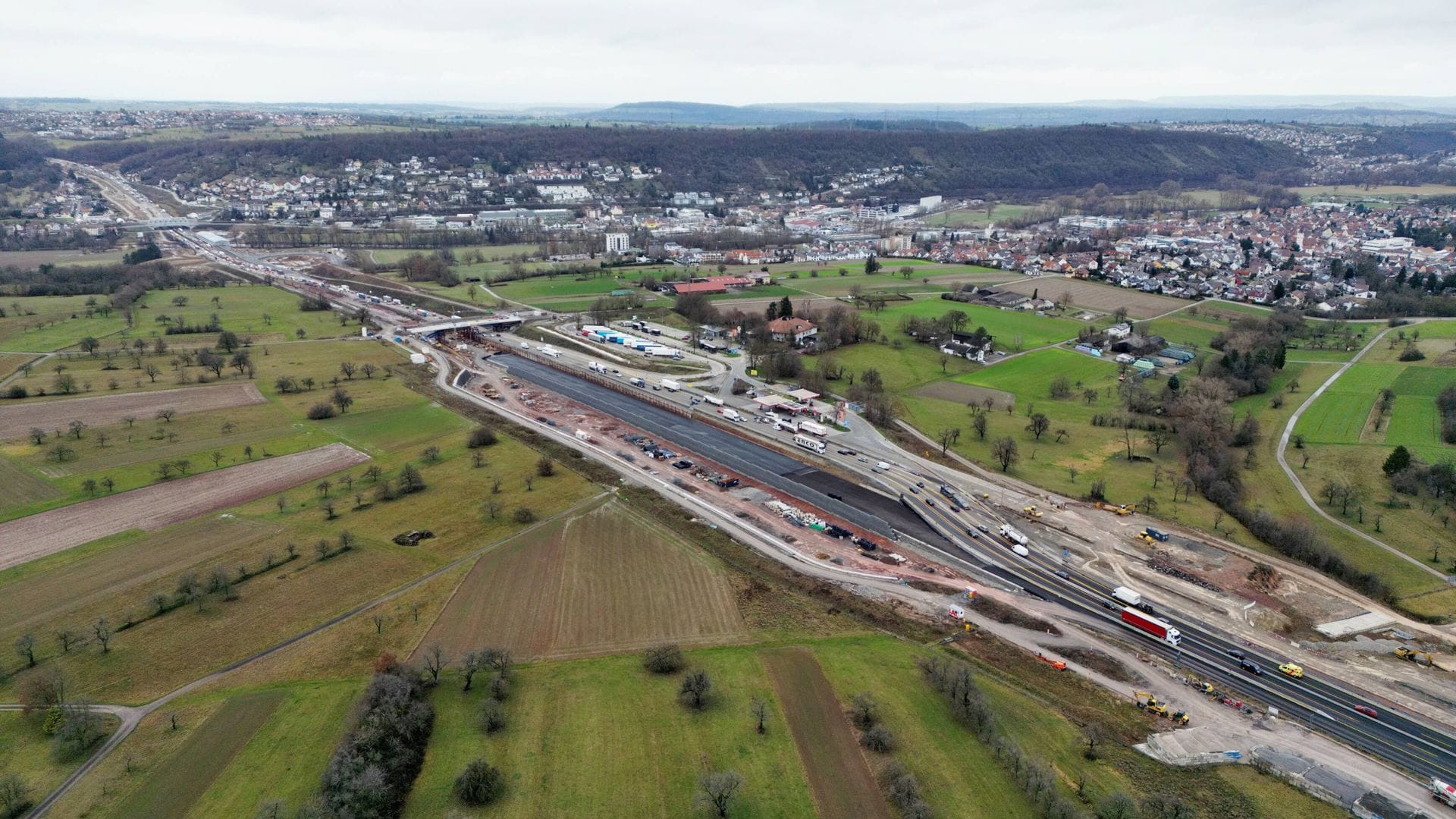 Normalerweise hält der Ausbau der Autobahn den Verkehr bei Pforzheim auf. Jetzt sind es Arbeiten am Stromnetz.