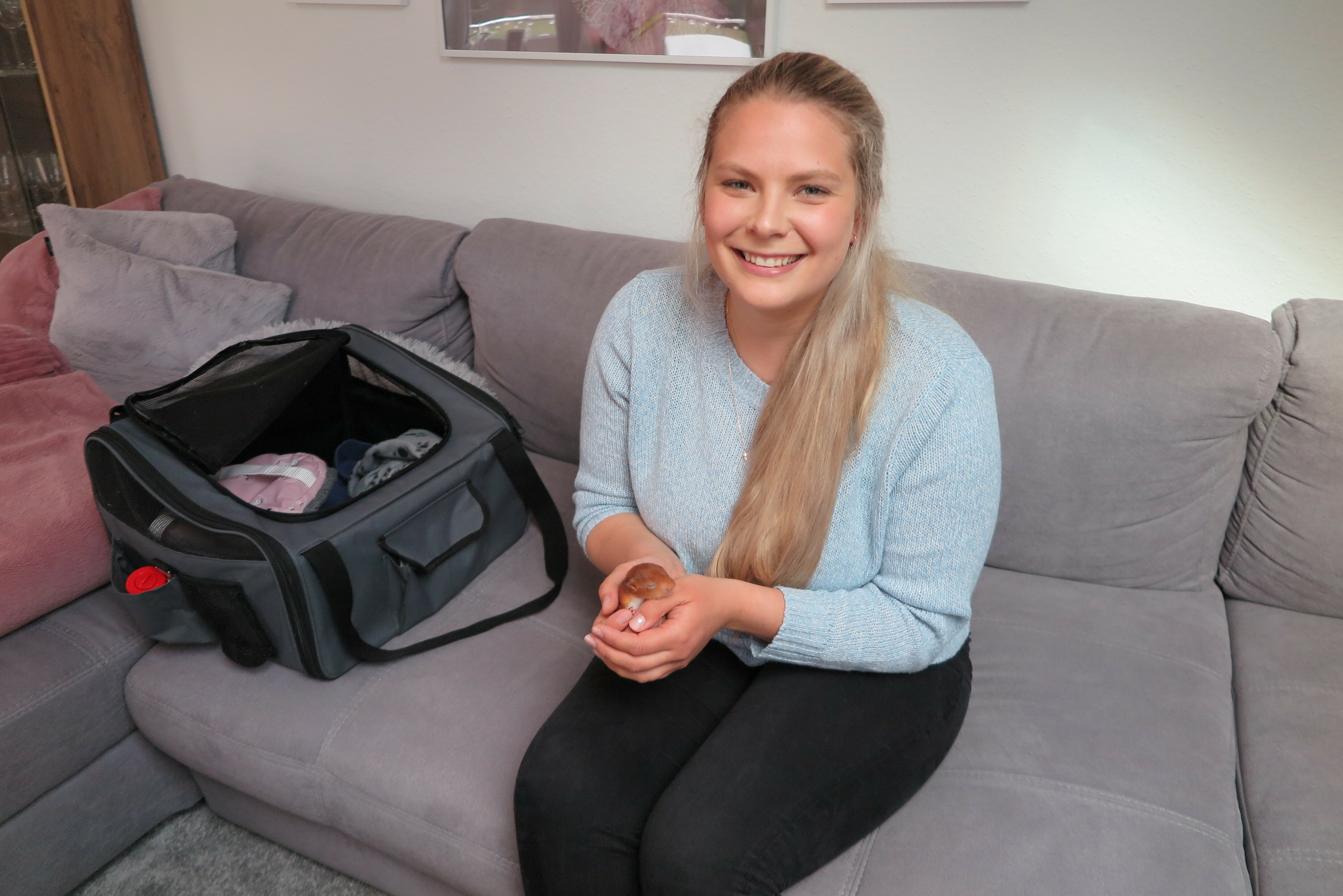 Rebecca Gläss kümmert sich Tag und Nacht um verwaiste Eichhörnchenbabys. Bild: Groß