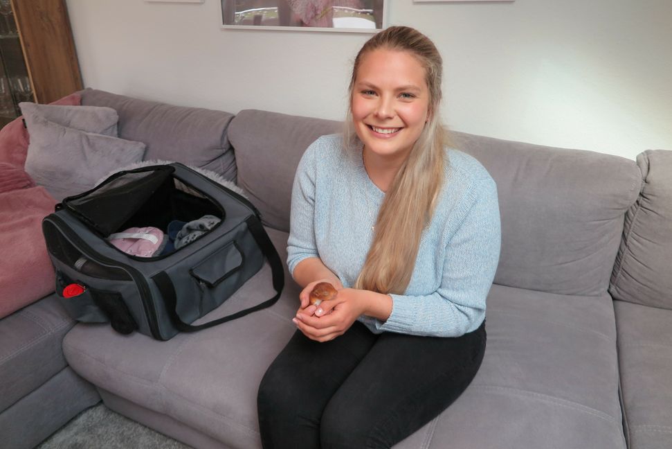 Rebecca Gläss kümmert sich Tag und Nacht um verwaiste Eichhörnchenbabys. Bild: Groß