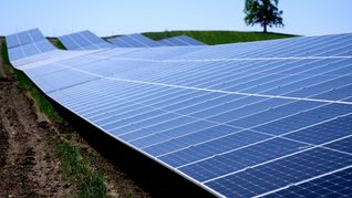 Solarparks wie dieser in der Nähe der Autobahn 95 in Bayern machen knapp ein Drittel der in Deutschland installierten Leistung aus. (Archivbild)