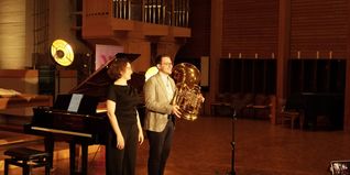 Maria Lebed und Fabian Hanke nehmen ihren Schlussapplaus in der Versöhnungskirche entgegen.