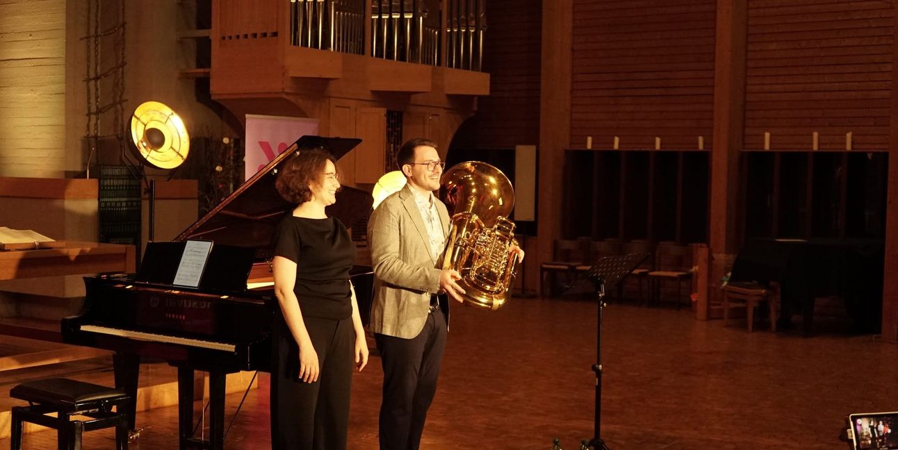 Maria Lebed und Fabian Hanke nehmen ihren Schlussapplaus in der Versöhnungskirche entgegen.