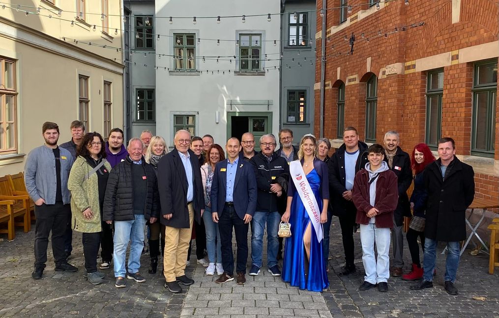 Gruppenbild der beiden Delegationen aus Böblingen und Sömmerda mit den beiden Oberbürgermeistern Ralf Hauboldt (blauer Mantel und beige Hose) und Dr. Stefan Belz (blaues Jackett).Bild: z