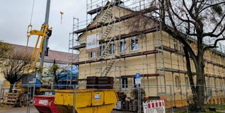 In die Berkenschule wird weiter investiert. Aktuell laufen die Arbeiten am Quer-/Längsbau, die nächstes Jahr abgeschlossen sein sollen. Danach soll der Neubau saniert werden.