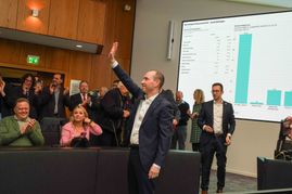 Mit Beifall und Jubel wird der wiedergewählte Dr. Stefan Belz im großen Sitzungsaal empfangen.