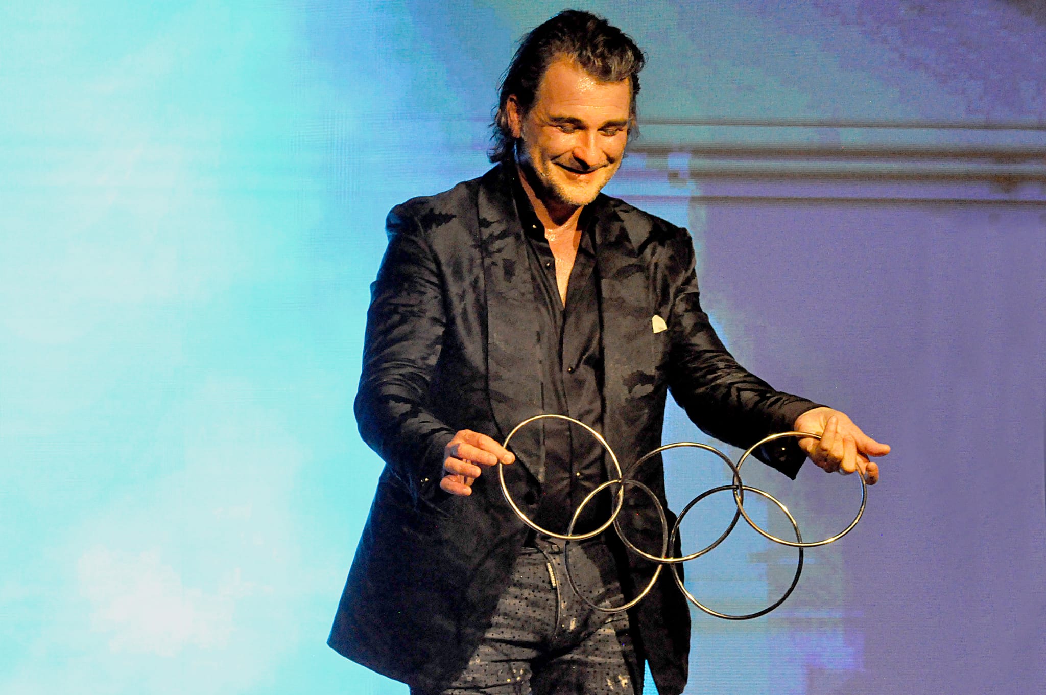 Thorsten Strotmann zaubert mit den Olympischen Ringen.