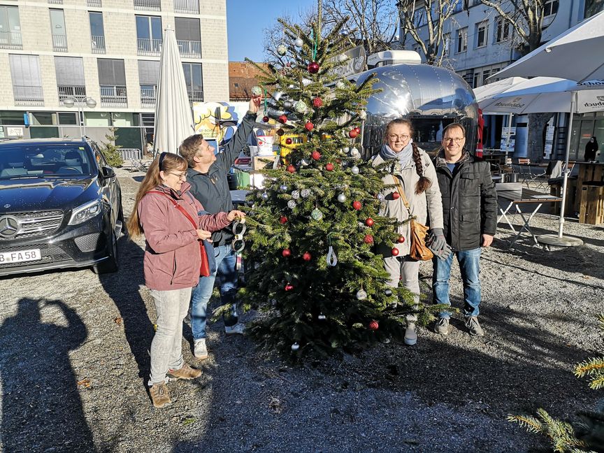 Annette Nüßle, Steffen Müller, Sylvia Schillack und Tim Schweiker (von links) haben den SZ/BZ-Weihnachtsbaum auf dem Grünen Platz geschmückt. Bilder: Nüßle