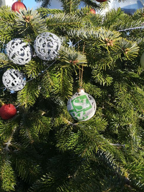 SZ/BZ-Weihnachtskugel aus Zeitungspapier.