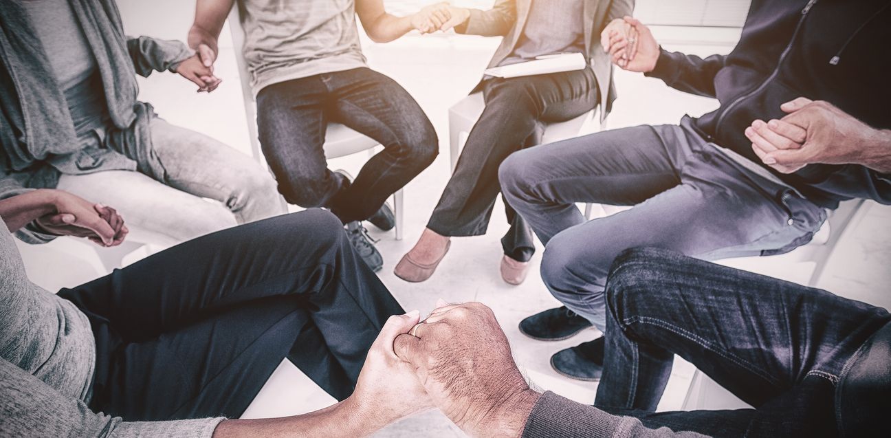 Gemeinsam ist man nicht nur weniger allein, sondern kann sich im gegenseitigen Austausch unterstützen. Bild: vectorfusionart/Adobe Stock