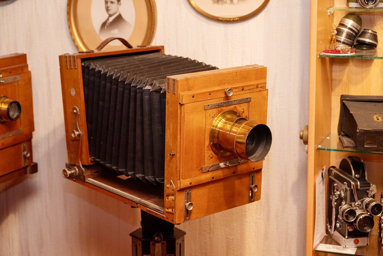 Für eine Balgenkamera aus Holz verwendete man in den Anfängen der Fotografie speziell beschichtete Glasplatten.
