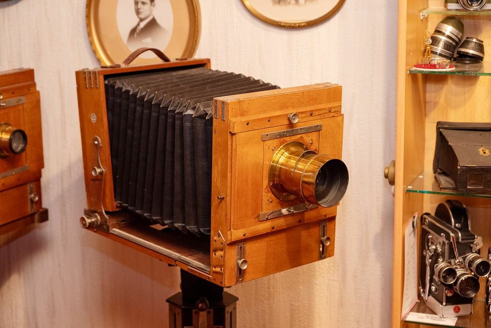 Für eine Balgenkamera aus Holz verwendete man in den Anfängen der Fotografie speziell beschichtete Glasplatten.