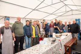 Ein starkes Team sorgt für den reibungslosen Ablauf hinter der Theke. Bild: Nüßle