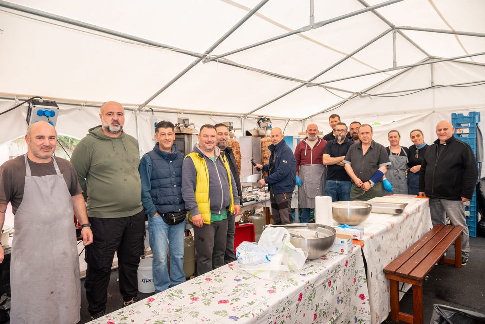 Ein starkes Team sorgt für den reibungslosen Ablauf hinter der Theke. Bild: Nüßle