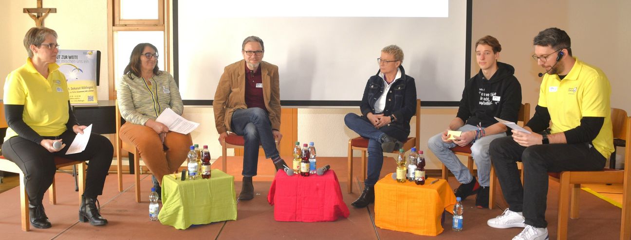 Podiumsdiskussion mit (von links)  Annegret Hiekisch (Dekanat), Monika Becker (Thamar), Dusan Minic (Landratsamt), Prof. Dr. Johanna Rahner (Universität Tübingen), Florian Sehmisch (Dekanat) und Betriebsseelsorger Marian Schirmer.  Bild:  Reichert
