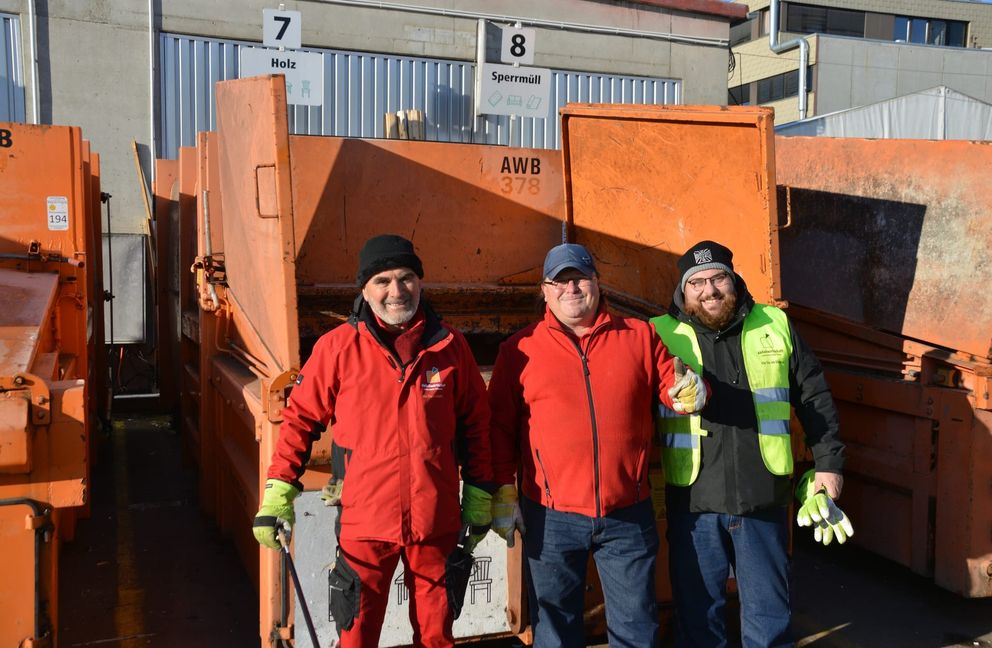 Eingespieltes Team auf dem Wertstoffhof in der Sindelfinger Schwertstraße (von links): Orhan Adamcil, Ionel Caragata und Emanuele Nolfo.