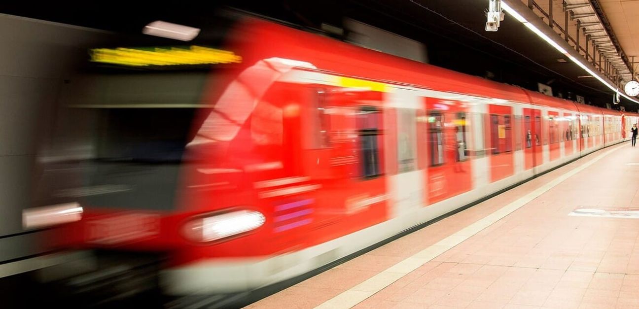 Die Verzögerungen bei Stuttgart 21 bremsen auch zahlreiche Vorhaben der S-Bahn Stuttgart. Die verlängerte Bauzeit für das Milliardenvorhaben dürfte auch wieder Folgen für die Pendlerinnen und Pendler haben, die auf die S-Bahn setzen.