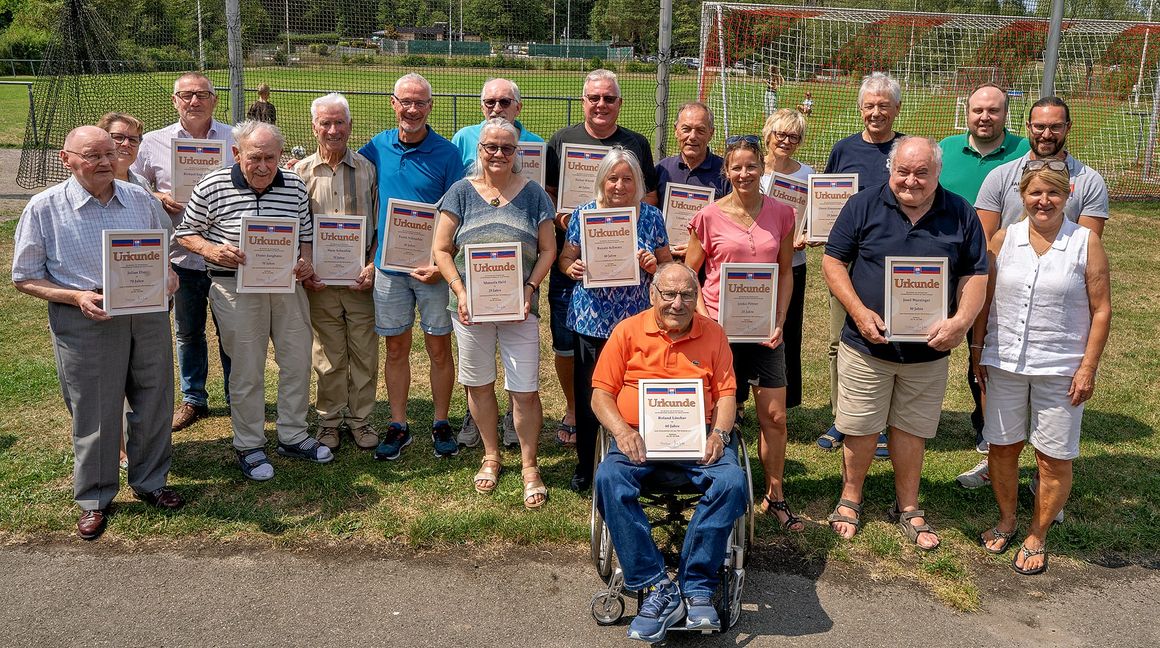 Ehrung der langjährigen Vereinsmitglieder beim Ehrenamtstag des TSV Grafenau auf dem Holzberg. Auf unserem Foto von links Julius Dirr, Melanie Zahn (TSV-Vorstand), Richard Engelmann, Dieter Junghans, Hans Schnaible, Frank Schnaible, Manuela Held, Rainer Kienle, Renate Schwarz, Günther Kienle, Janka Pittner, Brigitte Zimmermann, Horst Zimmermann, Josef Wurzinger, Timo Schmelzle, Tim Gersonde und Martina Exner-Judd vom TSV-Vorstand. Vorne Roland Lörcher.