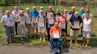 Ehrung der langjährigen Vereinsmitglieder beim Ehrenamtstag des TSV Grafenau auf dem Holzberg. Auf unserem Foto von links Julius Dirr, Melanie Zahn (TSV-Vorstand), Richard Engelmann, Dieter Junghans, Hans Schnaible, Frank Schnaible, Manuela Held, Rainer Kienle, Renate Schwarz, Günther Kienle, Janka Pittner, Brigitte Zimmermann, Horst Zimmermann, Josef Wurzinger, Timo Schmelzle, Tim Gersonde und Martina Exner-Judd vom TSV-Vorstand. Vorne Roland Lörcher.