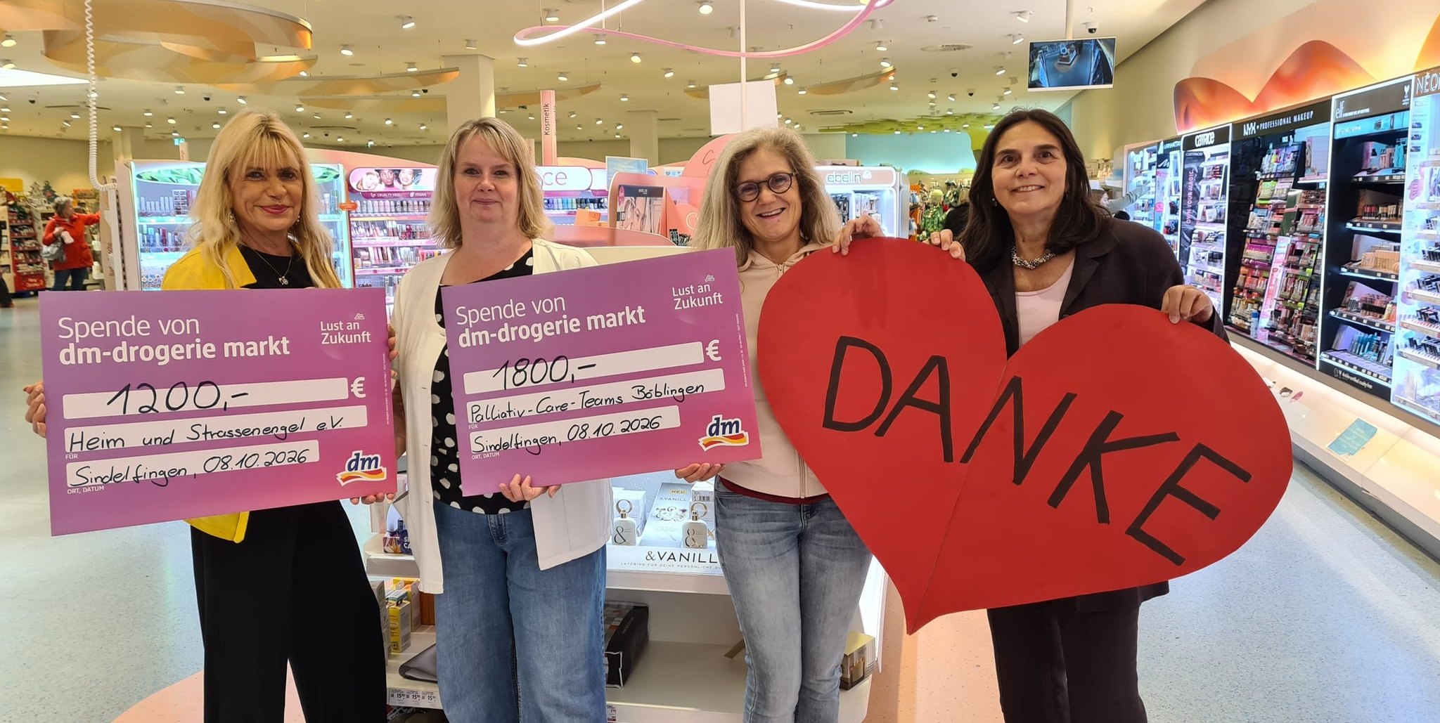 Auf unserem Foto (von links): Isolde Mugler (Heim und Strassenengel), Claudia Diehl (dm-Markt Breuningerland), Martina Steinbrenner (Verein PCT) sowie Ursula Claß-Weiss (Markt der Unikate, Stern-Center).