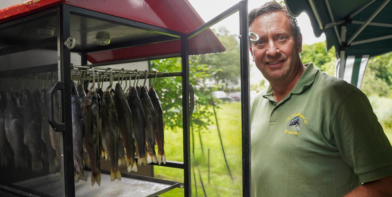 Roland Narr, Vorsitzender des Angelsportvereins Sindelfingen, öffnet den Räucherofen.